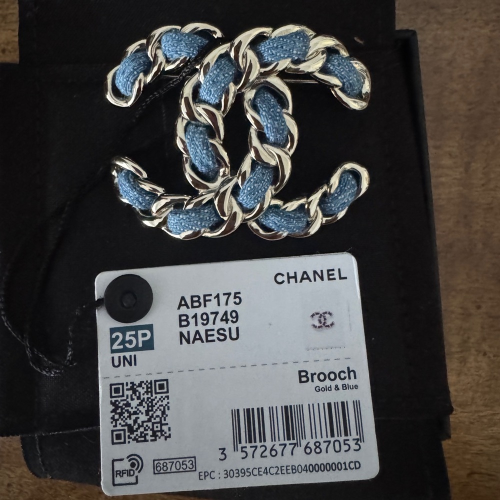 CHANEL Silver and Blue Brooch - Picture 4 of 6